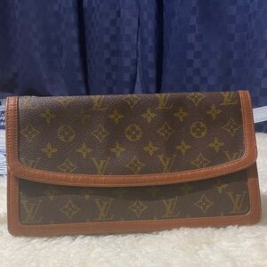 Louis Vuitton Brown Monogram Clutch with some signs of wear -authentic!✅vintage
